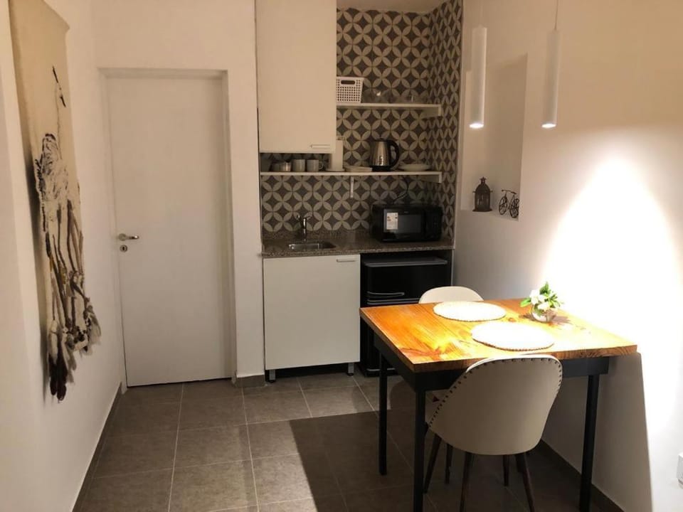Kitchen or kitchenette, Dining area, minibar