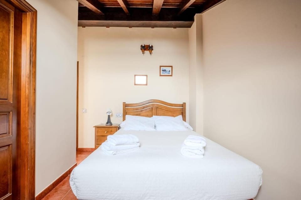 Photo of the whole room, Bedroom, towels