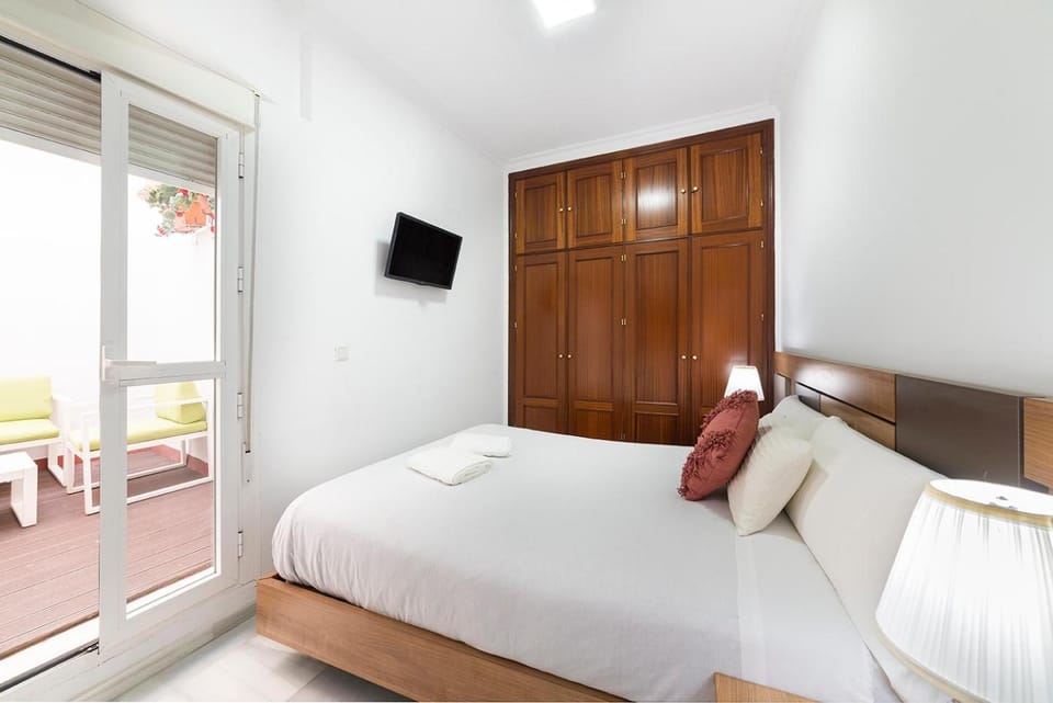 Bed, TV and multimedia, Bedroom, wardrobe