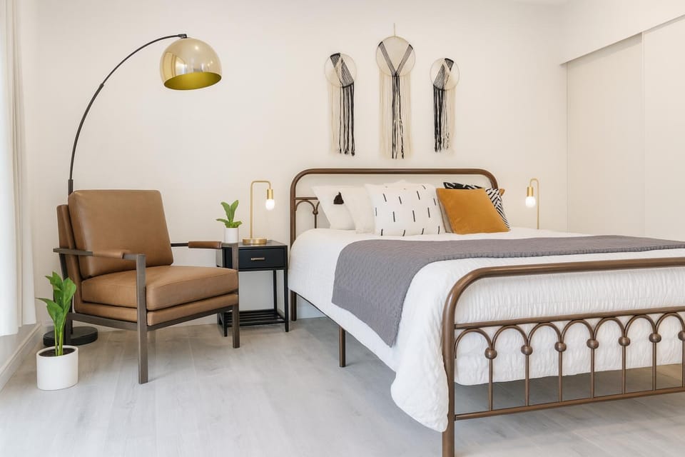 Bed, Photo of the whole room, Decorative detail, Seating area, Bedroom