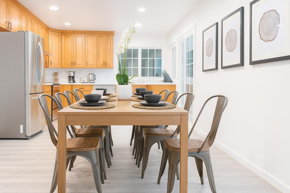 Kitchen or kitchenette, Decorative detail, Seating area, Dining area