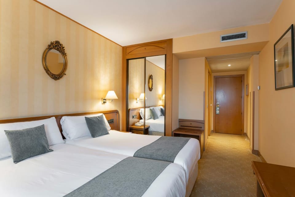 TV and multimedia, Photo of the whole room, Bedroom
