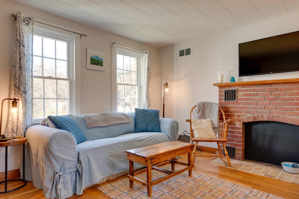 Walk to Village! Family-Friendly Gem in East Burke House in East Burke