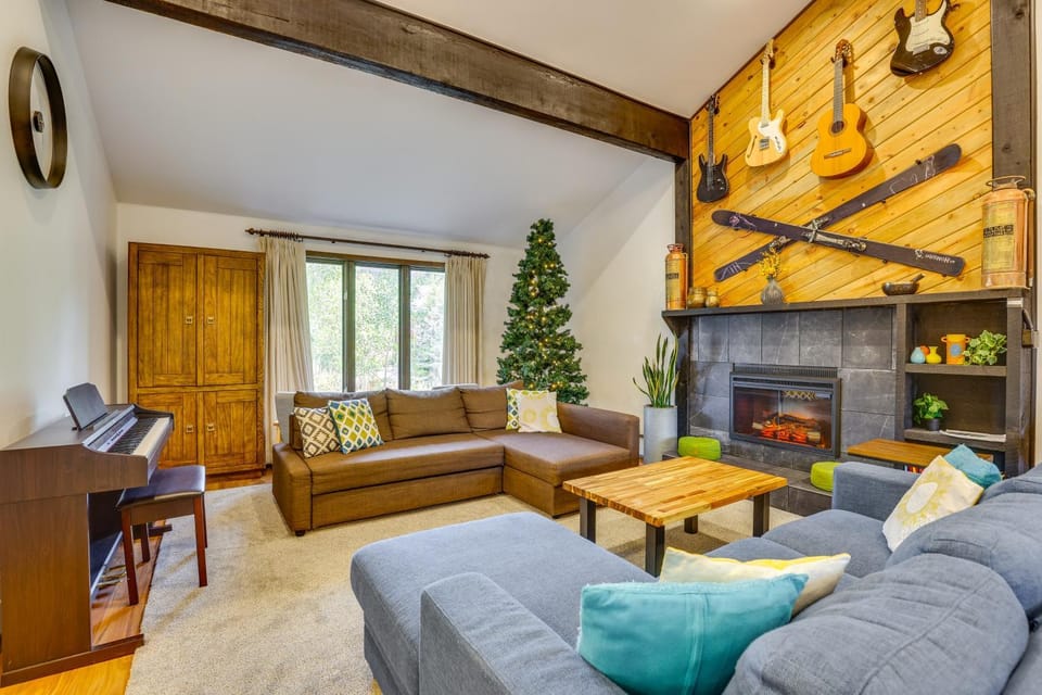 7 Mi to Skiing! Mtn-View Hot Tub Haven in Frisco House in Frisco