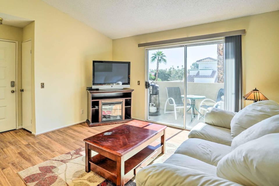 Steps to Pool & Spa: Palm Desert Condo House in Indian Wells