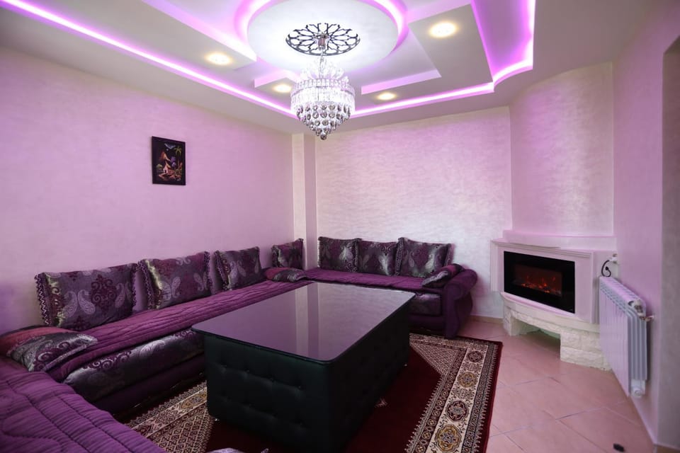 TV and multimedia, Living room, Seating area, flat iron, internet