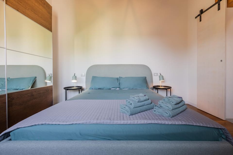 Bed, Photo of the whole room, Bedroom, towels