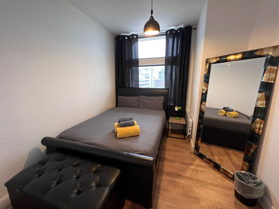 Photo of the whole room, Bedroom