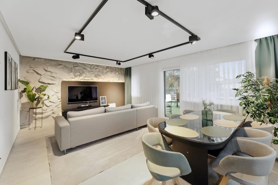 TV and multimedia, Living room, Seating area, Dining area