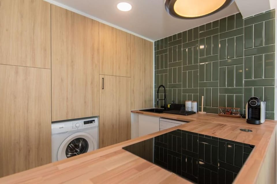 Coffee/tea facilities, Kitchen or kitchenette, stove, washing machine