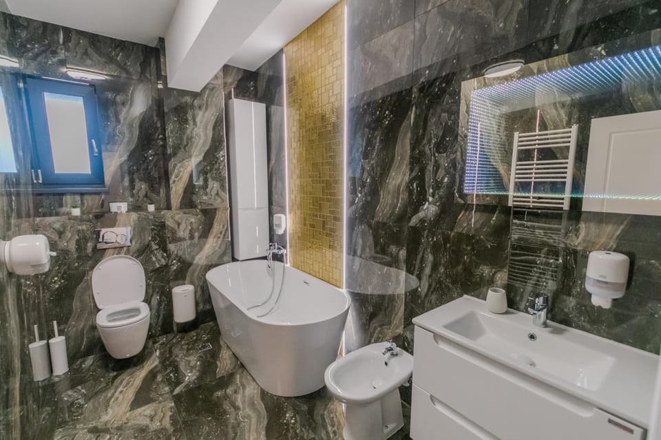 Shower, Toilet, Bathroom, Bath, bidet, towels