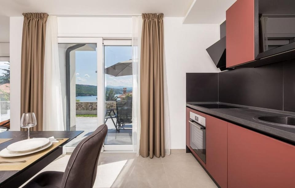 Natural landscape, Kitchen or kitchenette, Dining area, pet friendly, stove