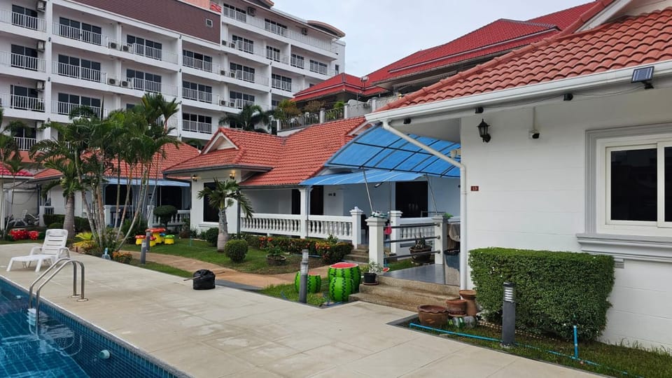 Resort 2-3BR Huge Pool, BBQ, 300m-Beach, 8 mins to Walking Street Villa in Pattaya City