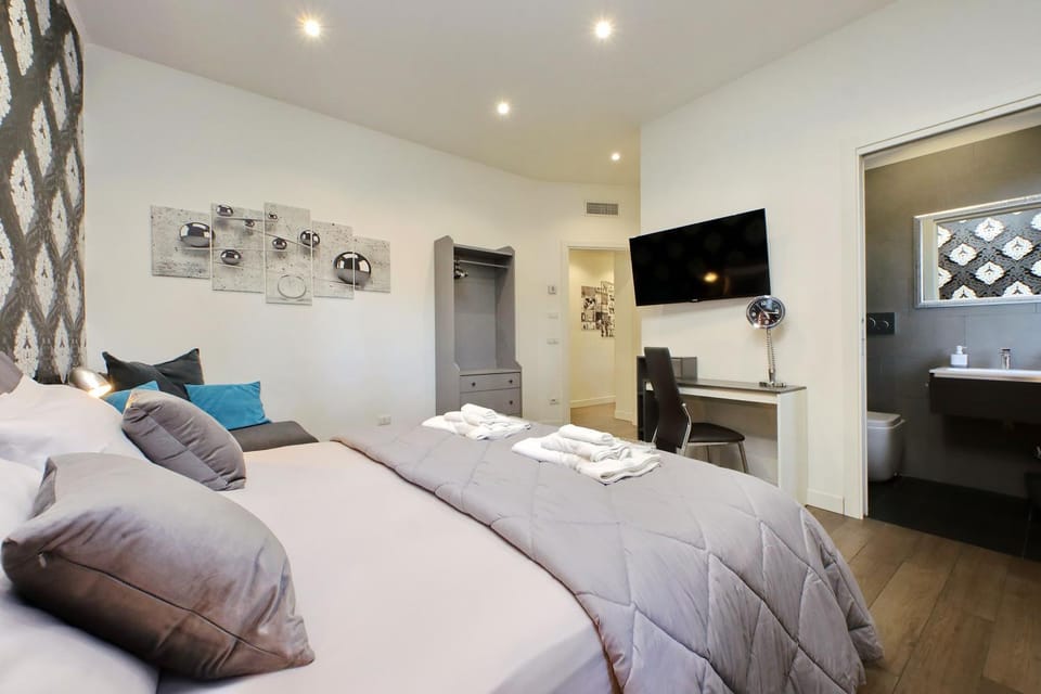 Bed, TV and multimedia, Photo of the whole room
