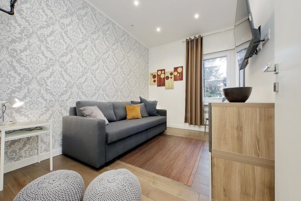Bed, TV and multimedia, Living room, Seating area, Evening entertainment
