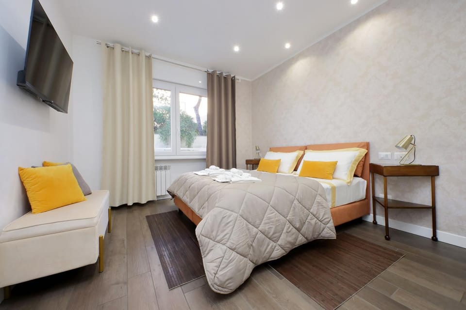 Bed, TV and multimedia, Photo of the whole room, Bedroom