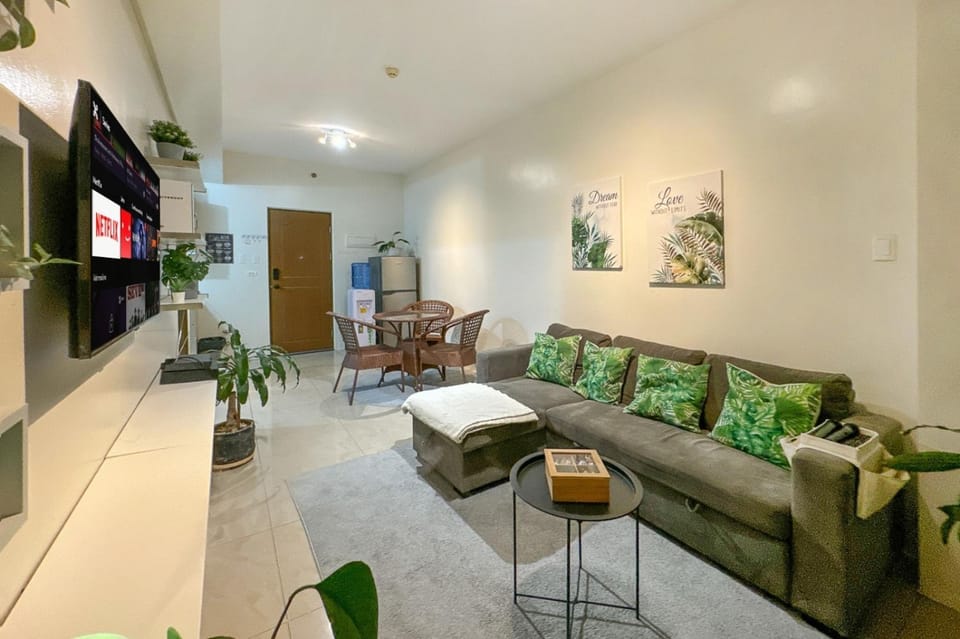 TV and multimedia, Living room, Seating area, Evening entertainment