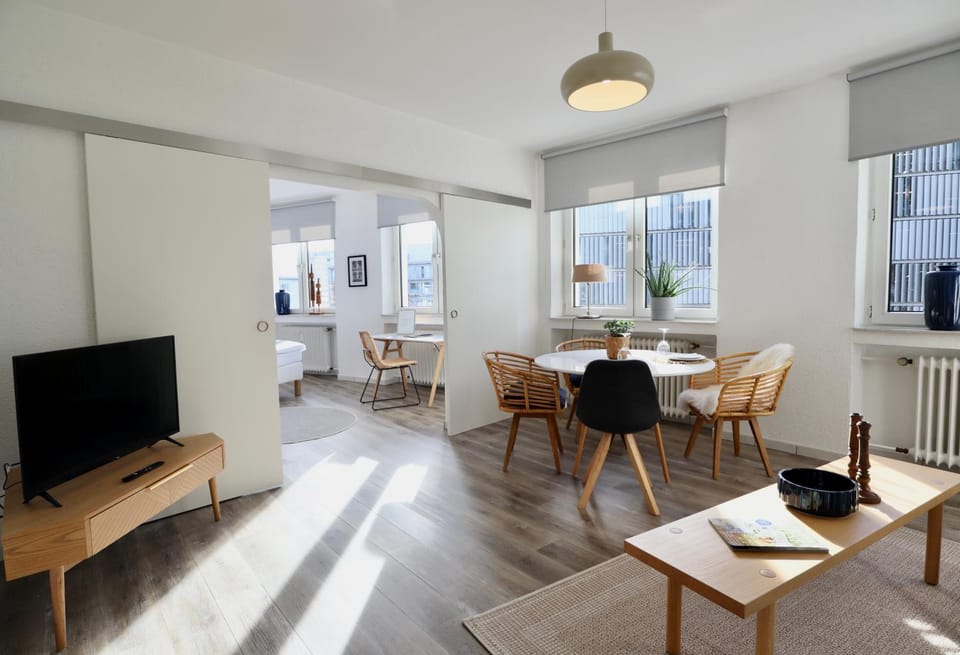 Communal lounge/ TV room, TV and multimedia, Living room, Seating area, Dining area, Evening entertainment