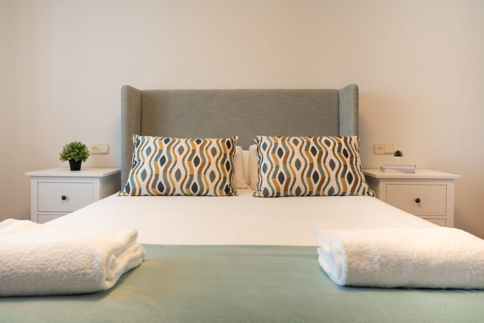 Bed, Photo of the whole room, Bedroom, towels