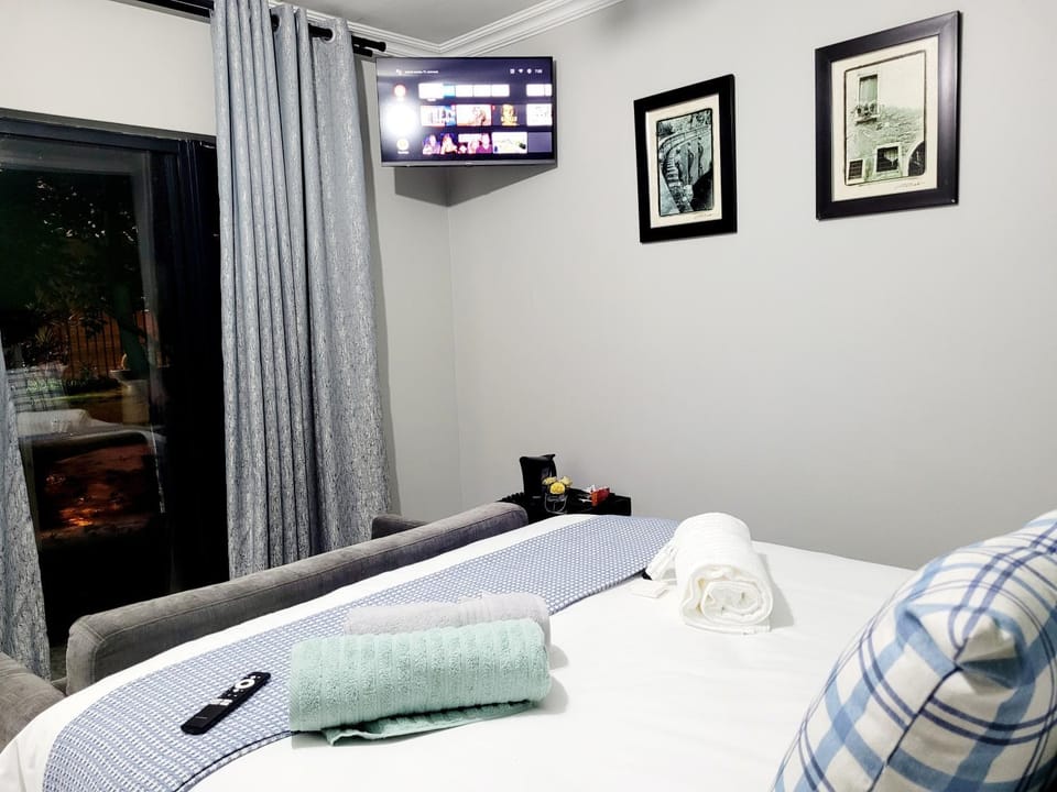 Bed, TV and multimedia, Bedroom, towels