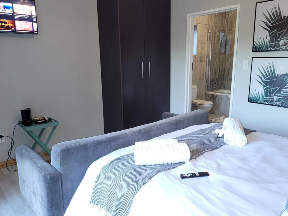 Bed, TV and multimedia, Bedroom, towels