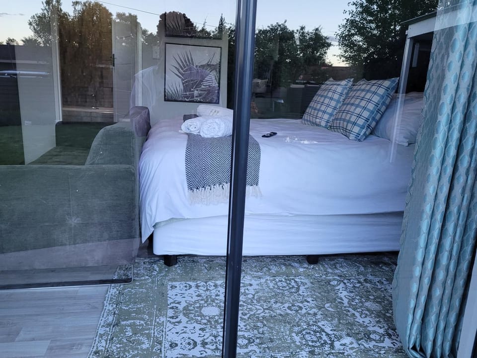 Bed, Seating area