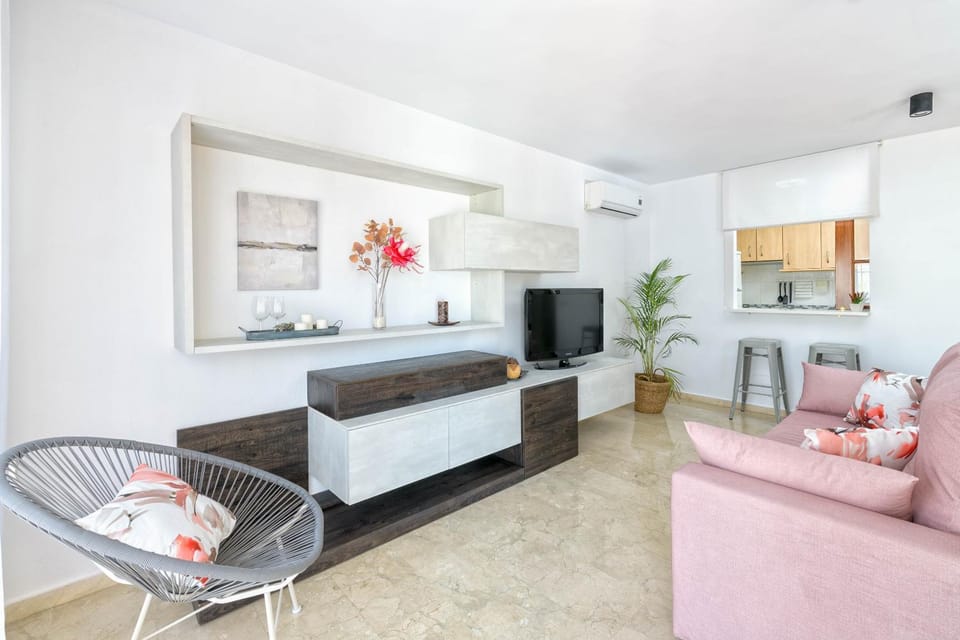TV and multimedia, Kitchen or kitchenette, Living room, air conditioner