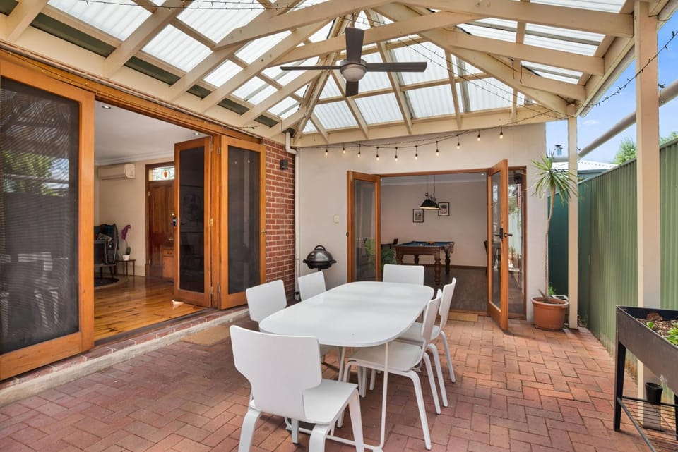 City Edge Home Parking Patio Wifi Pool Table House in Adelaide
