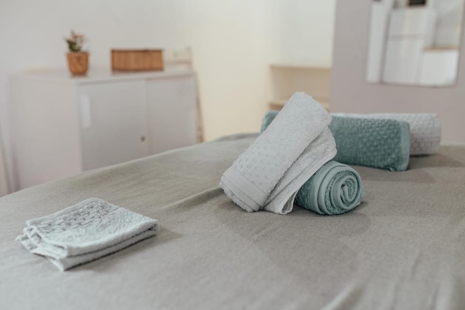 Bed, Decorative detail, towels