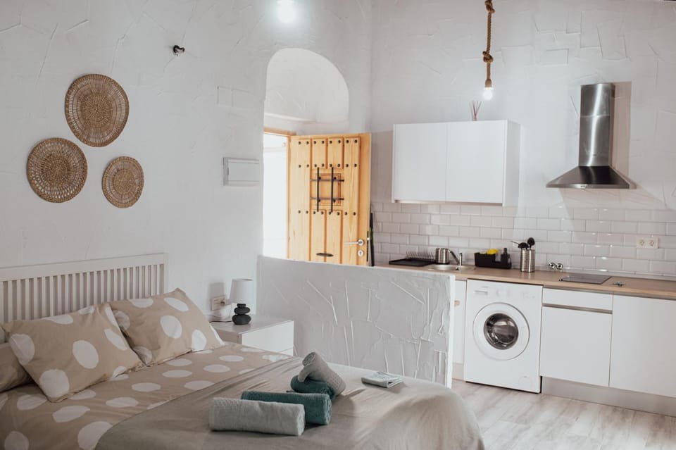Bedroom, kitchen