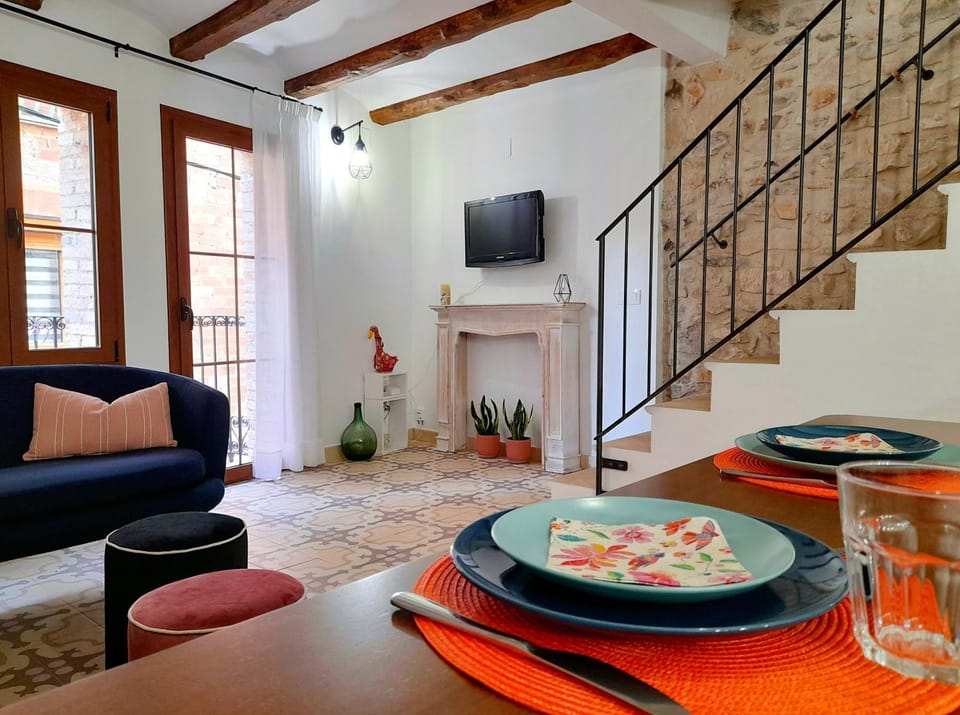 TV and multimedia, Living room, Food and drinks, Seating area, Dining area