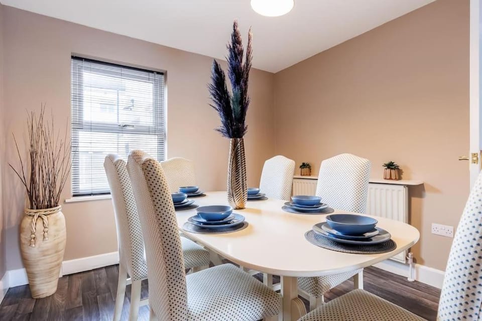 Weekly Monthly deal-4 Beds-Large House-Driveway By Lima Apartments LTD Apartment in Bournemouth