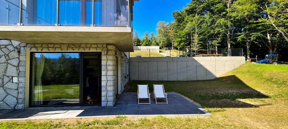 Property building, Day, Garden, Garden, Balcony/Terrace