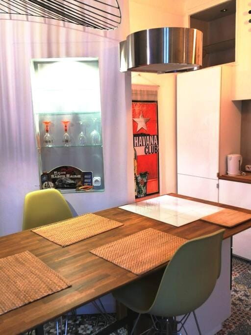 plein coeur du quartier du Panier . Chaleureux T2. Apartment in Marseille