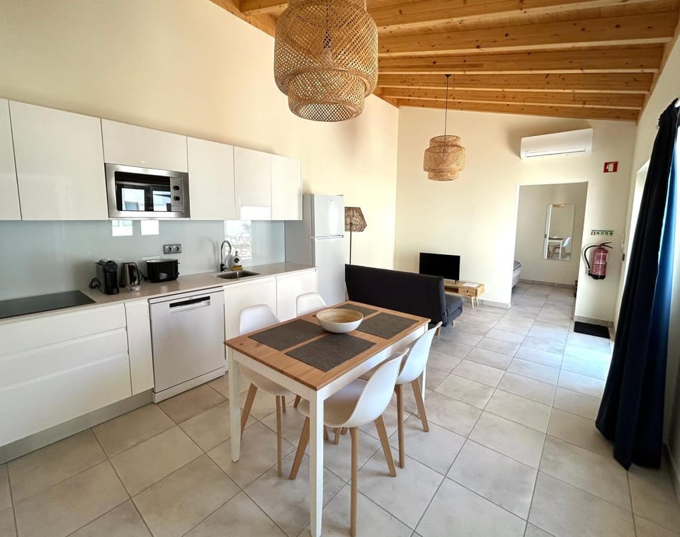 Kitchen or kitchenette, minibar, stove