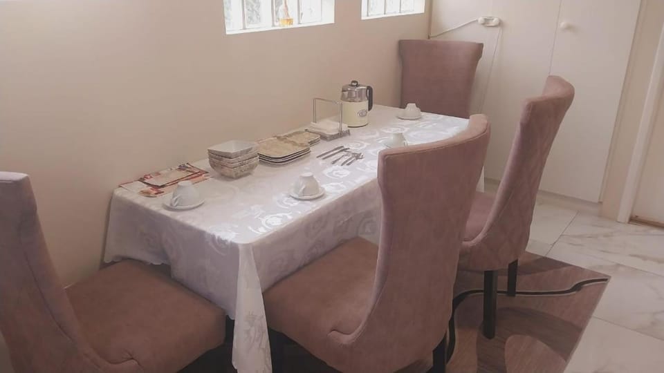 Seating area, Dining area