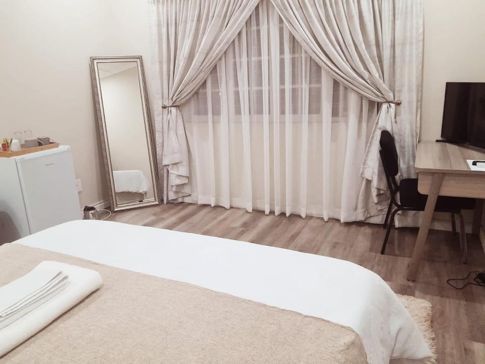 Bed, TV and multimedia, Bedroom, hair dresser
