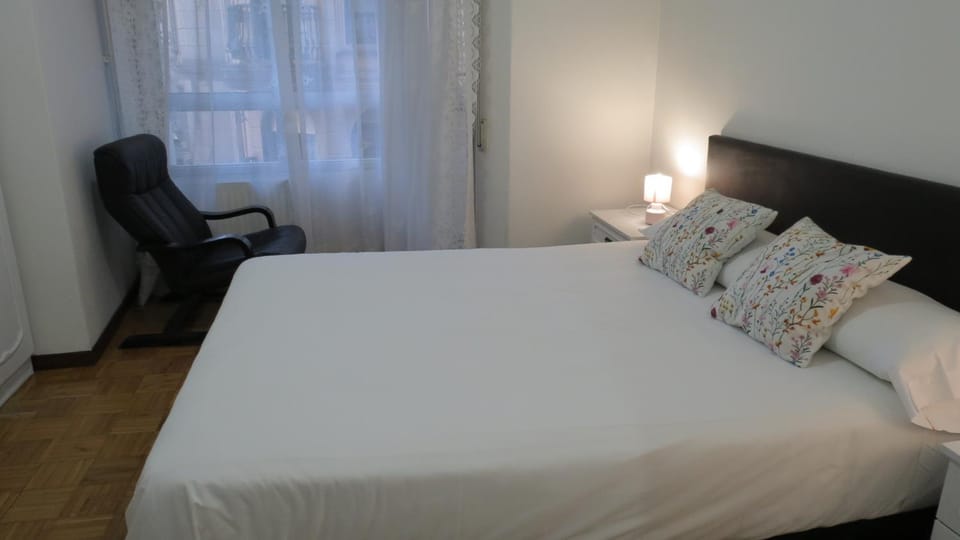 Bed, Photo of the whole room, Decorative detail, Decorative detail, Bedroom
