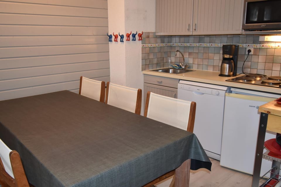 Coffee/tea facilities, Kitchen or kitchenette, Dining area, minibar, oven, pet friendly, stove, toaster