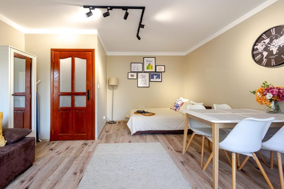 Bed, Living room, Photo of the whole room, Seating area, Dining area