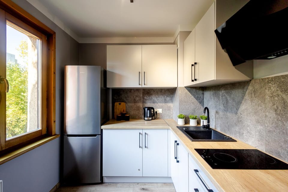 Coffee/tea facilities, Kitchen or kitchenette, oven, stove