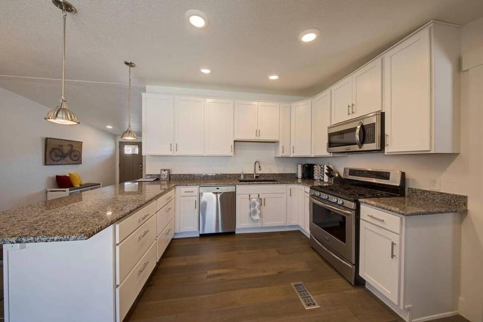 Kitchen or kitchenette, dishwasher, stove
