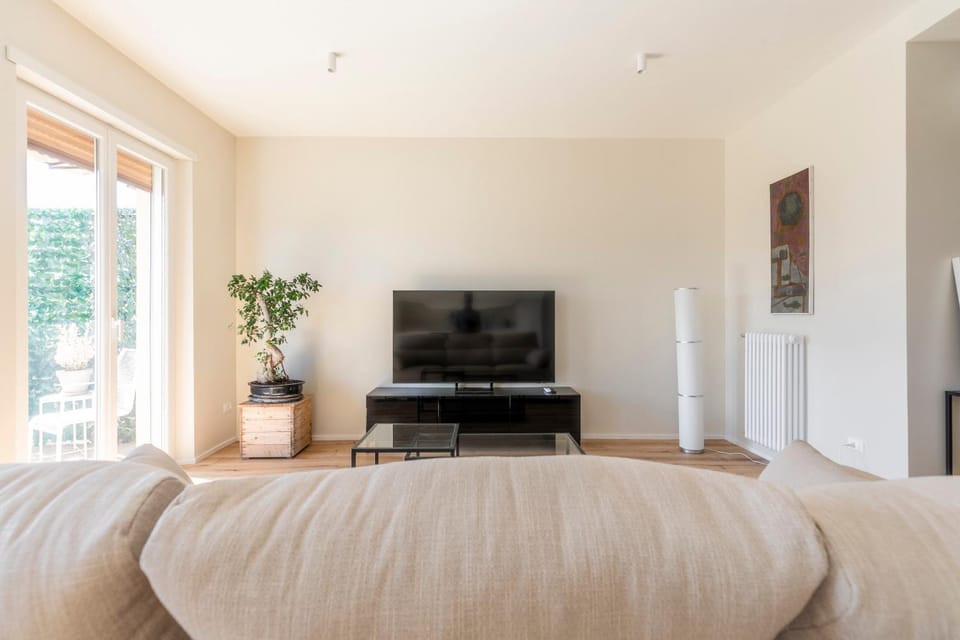 TV and multimedia, Living room, Evening entertainment