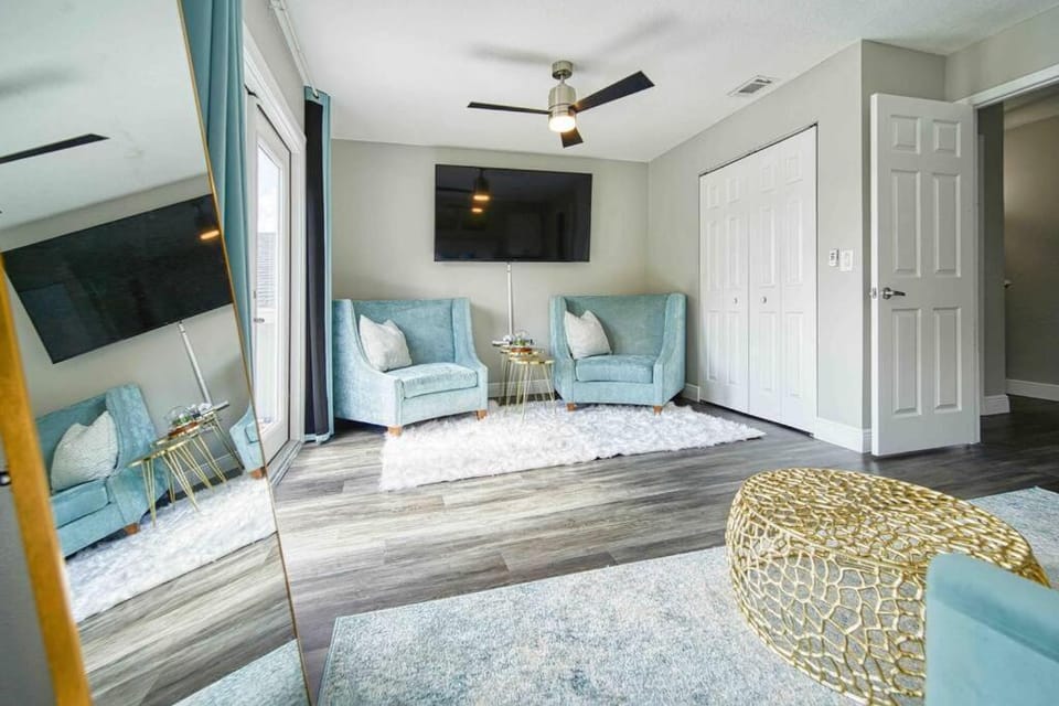 Stylish Lake home with HUGE POOL, Arcade with PS5,and Theater Just 5 min from Legoland House in Winter Haven
