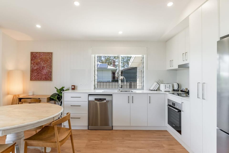 Kitchen or kitchenette, Dining area, dishwasher, oven, stove