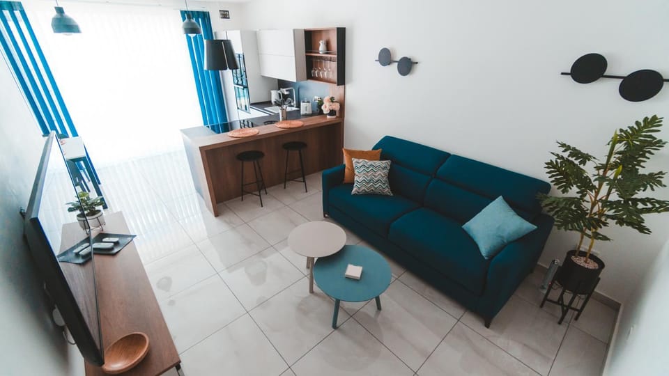 TV and multimedia, Kitchen or kitchenette, Living room, Seating area