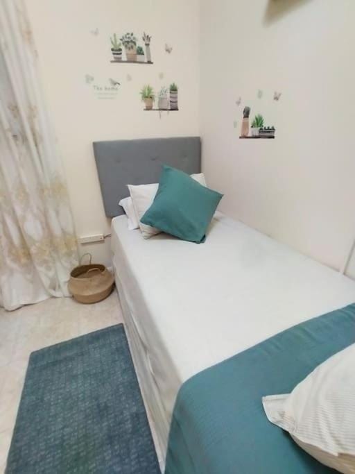 Best location 2 bed2 bath w/lift in town! (Kosher) Apartment in Gibraltar