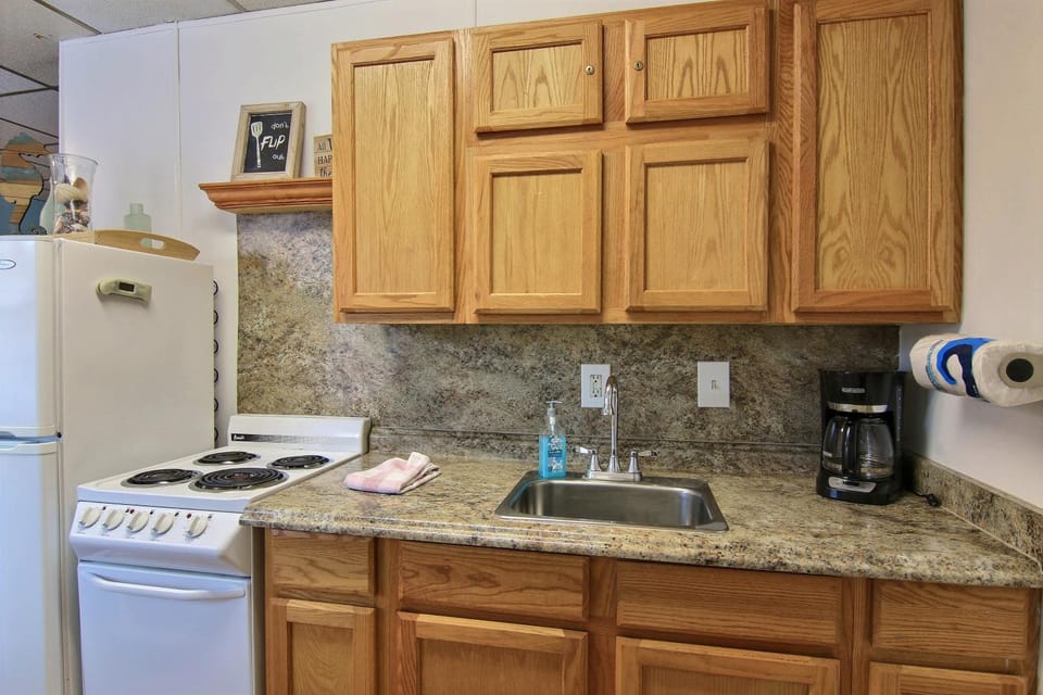 Coffee/tea facilities, oven, stove, kitchen
