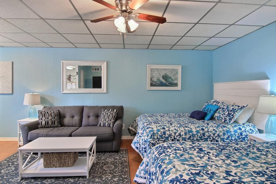 Bed, Living room, Seating area, Bedroom, furniture
