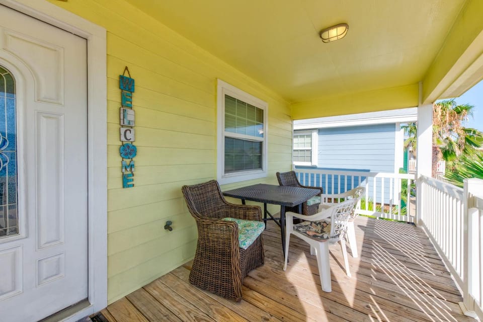 Patio, Facade/entrance, Seating area